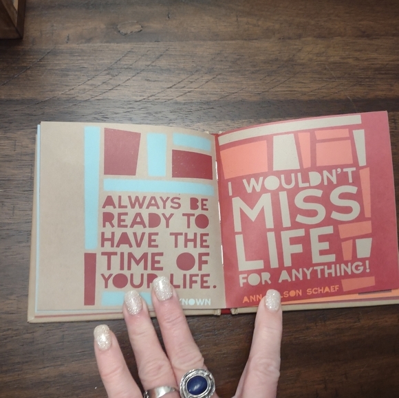 𝅺NWT Happy Birthday book - Picture 2 of 4